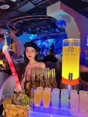 带你一起感觉，酒吧里面卖醉的美女们