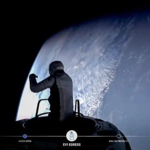 全球首位平民宇航员出舱，SpaceX秀“轻薄款”舱外宇航服